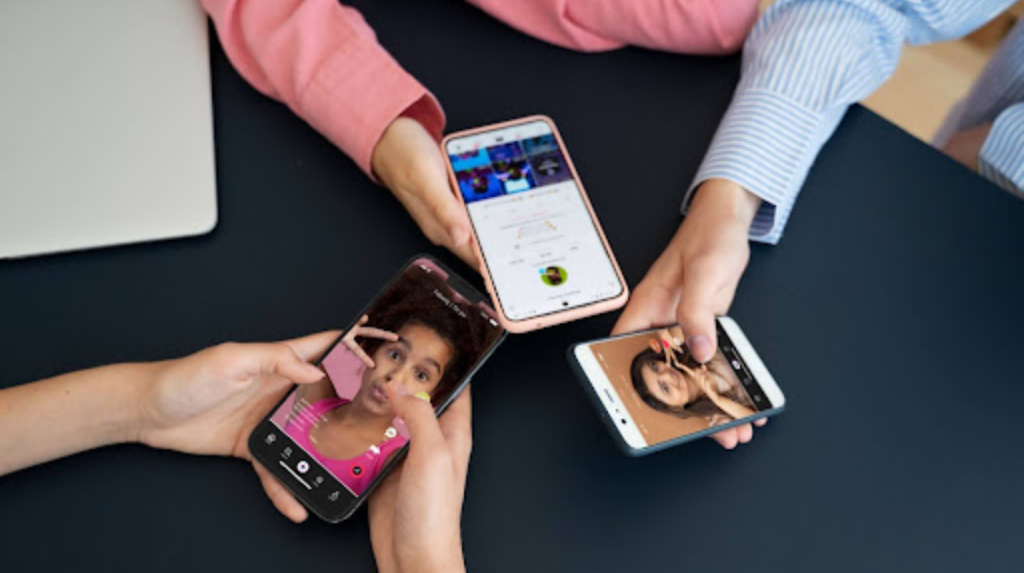 smartphone,tiktok timeline , 3 people on the table,pink shirt