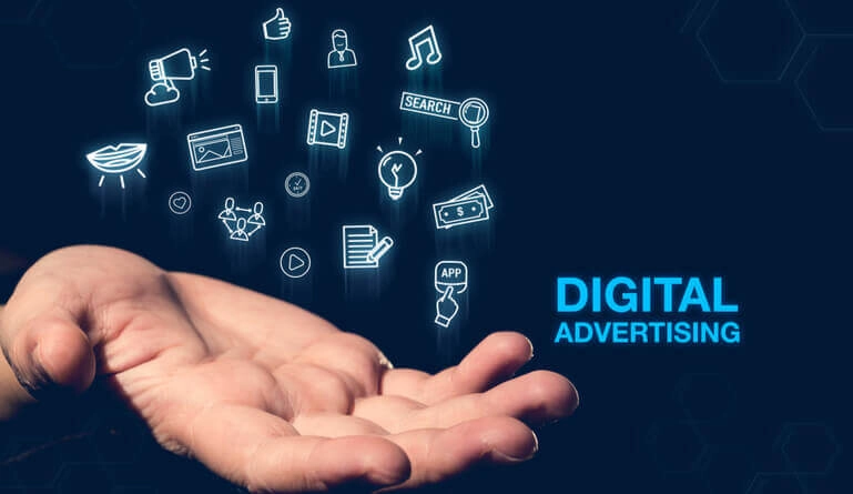 Tangan memaparkan ikon digital seperti media sosial, carian, muzik, dan iklan dalam konsep pengiklanan digital moden.