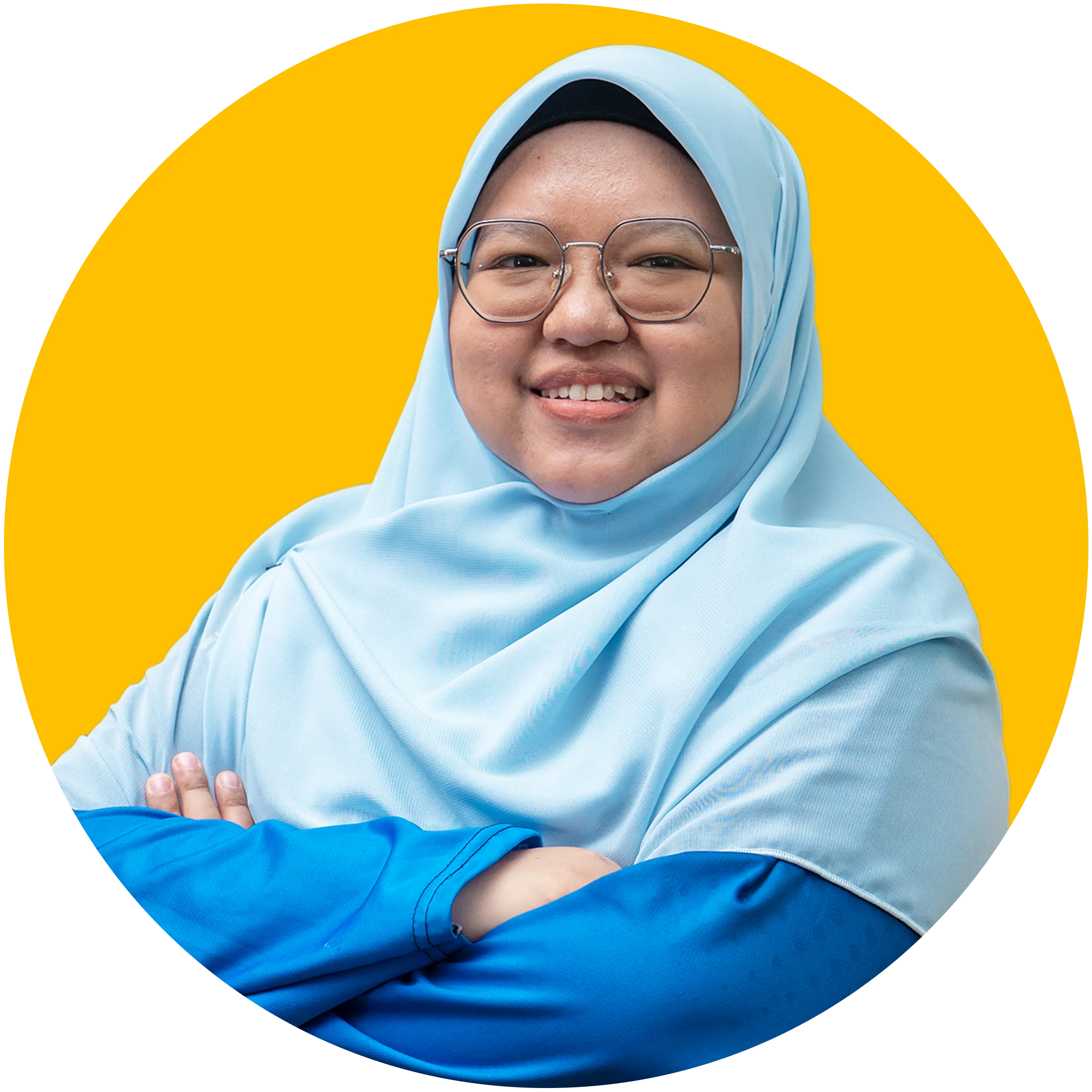 Wanita muda berhijab biru muda berkaca mata dalam foto potret berlatar kuning.