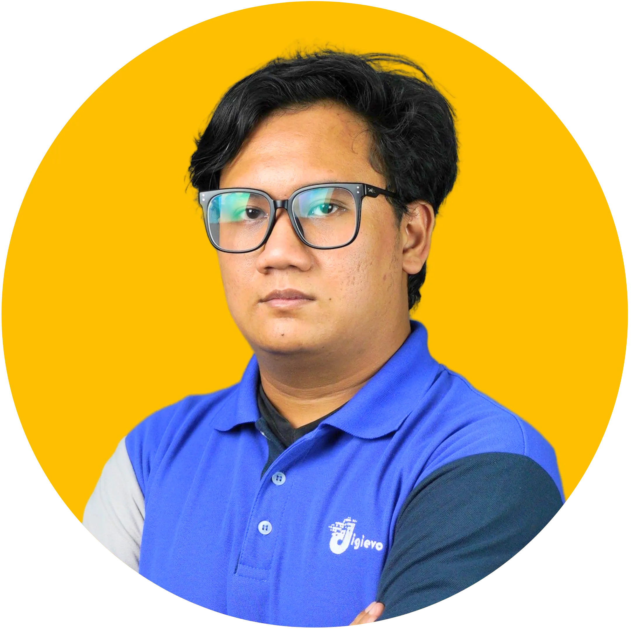 Lelaki berkaca mata berwajah serius memakai baju polo biru berlatar belakang kuning.