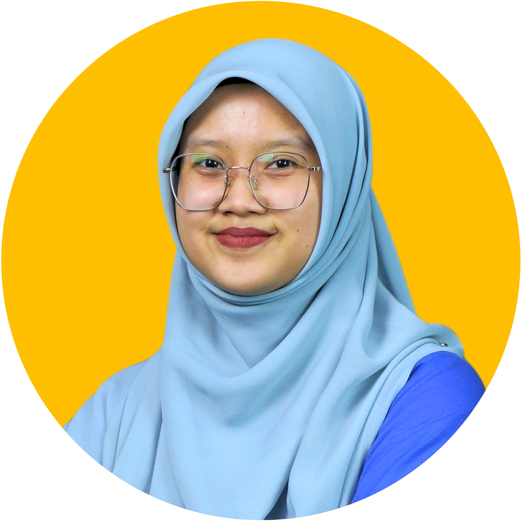 Wanita berhijab biru muda tersenyum sambil memakai baju polo biru dengan latar kuning.