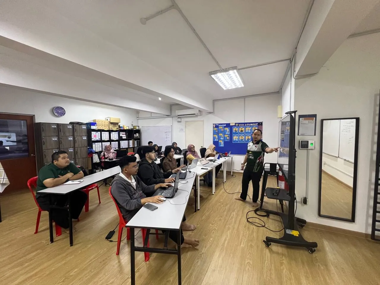 Kelas LinkedIn sedang berlangsung dengan peserta menggunakan laptop dan tenaga pengajar memberi penerangan