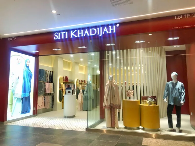 Butik Siti Khadijah dengan paparan telekung dan pakaian di bahagian hadapan