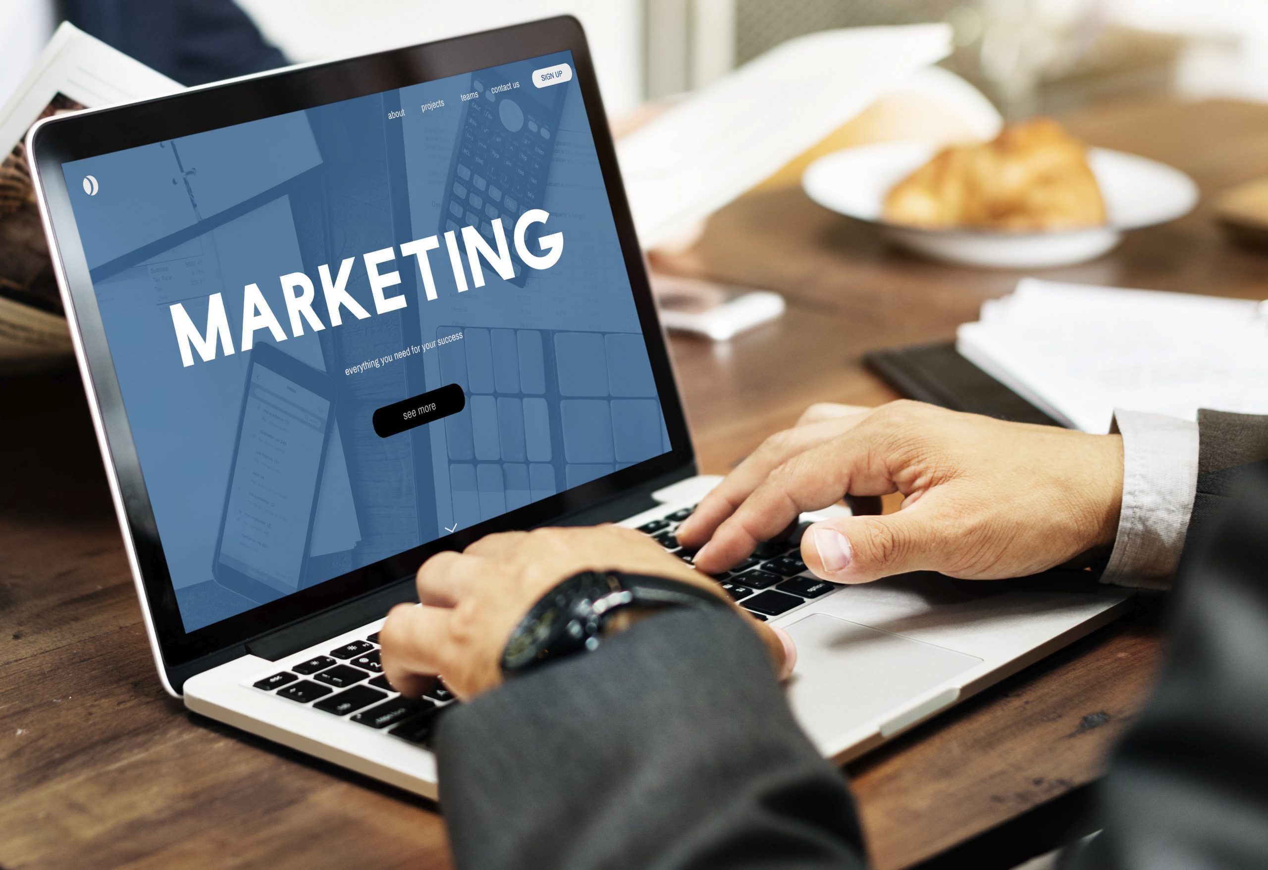 Pelajar internship mempelajari asas digital marketing menggunakan komputer riba
