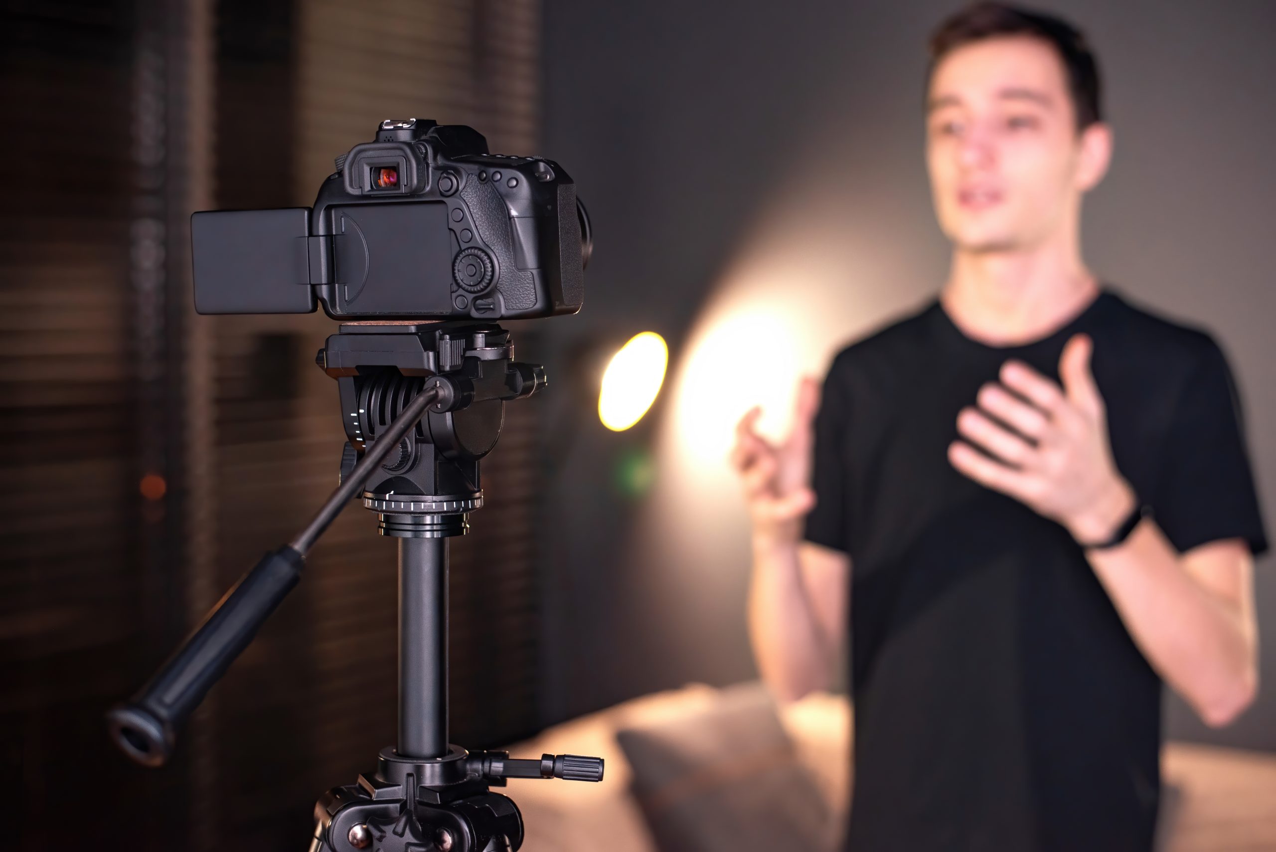 Pelajar internship creative design merakam kandungan video menggunakan kamera di studio untuk latihan industri di Malaysia