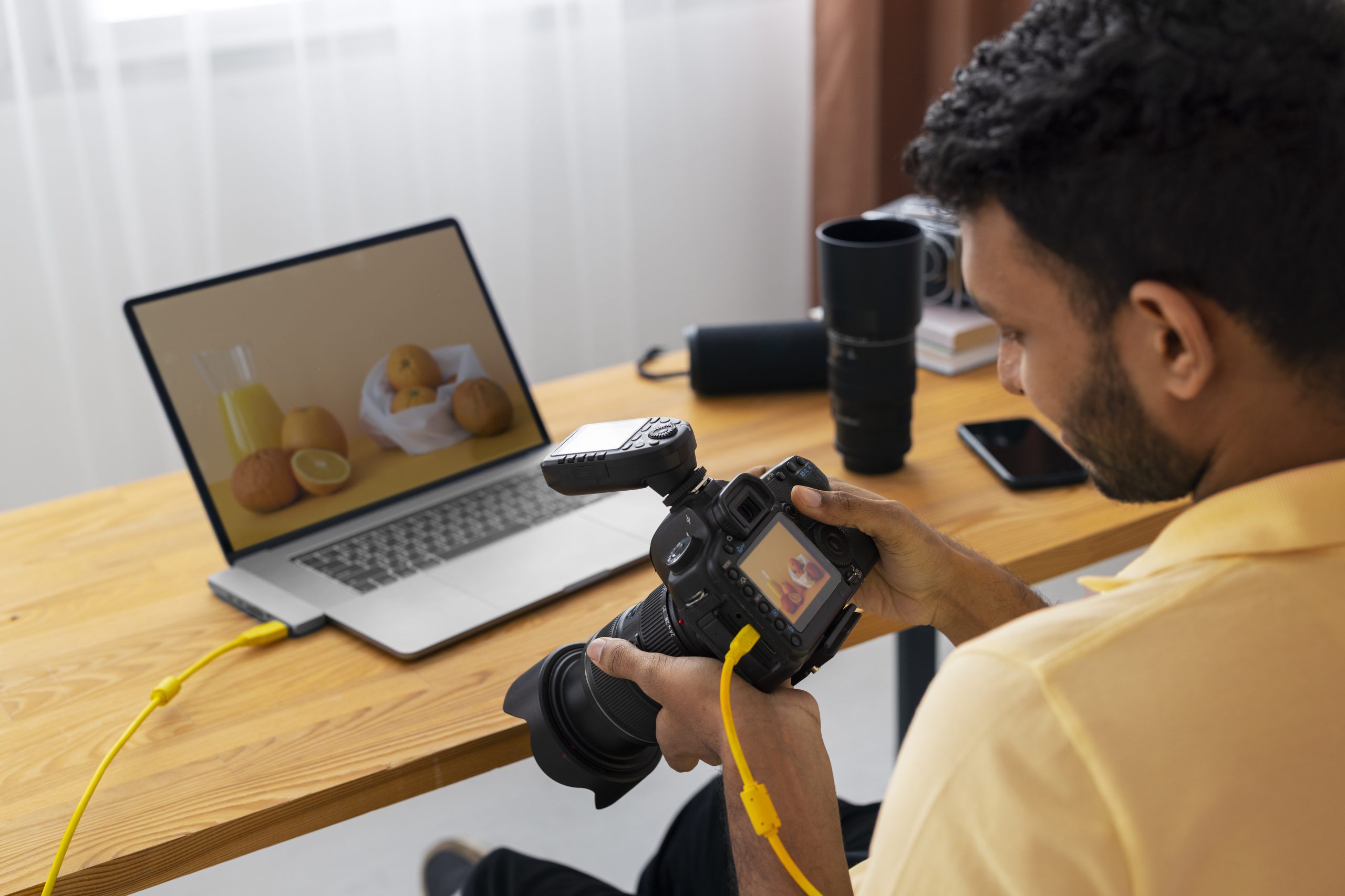Pelajar internship creative agency di Malaysia melakukan fotografi produk dan content creation menggunakan kamera DSLR